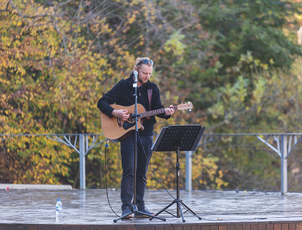 Melbourne Acoustic Singer Chris