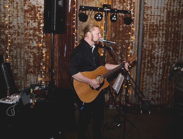 Melbourne Acoustic Singer Chris